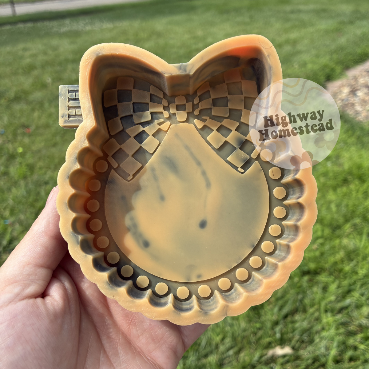 Scalloped Round with Checkered Bow Freshie Mold