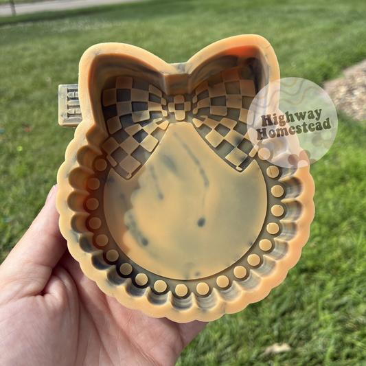 Scalloped Round with Checkered Bow Freshie Mold
